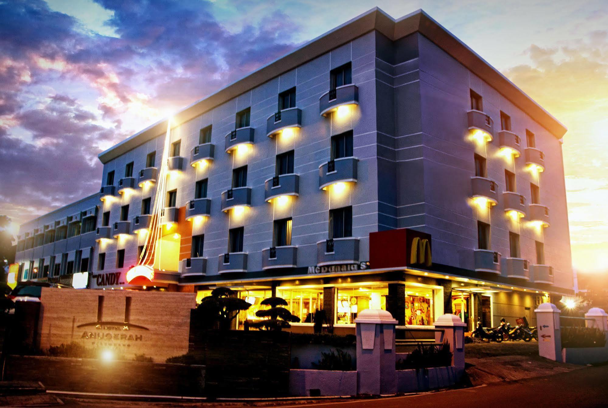 Hotel Anugerah Palembang Esterno foto