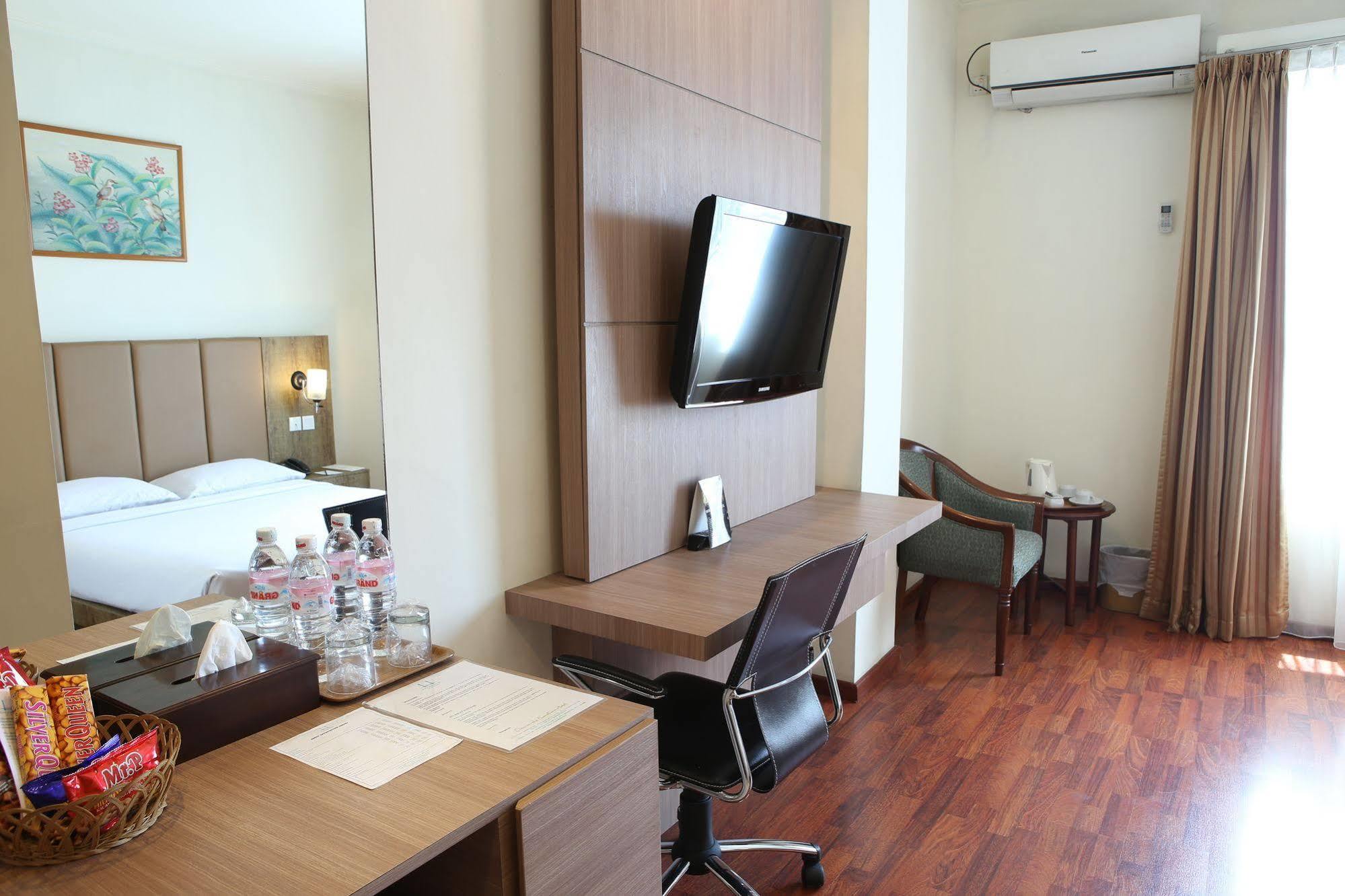 Hotel Anugerah Palembang Esterno foto